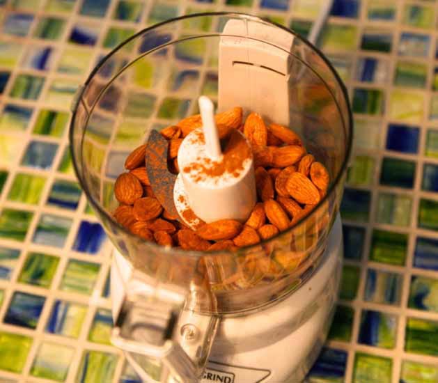 In a food processor, grind the almonds and cinnamon until fine.