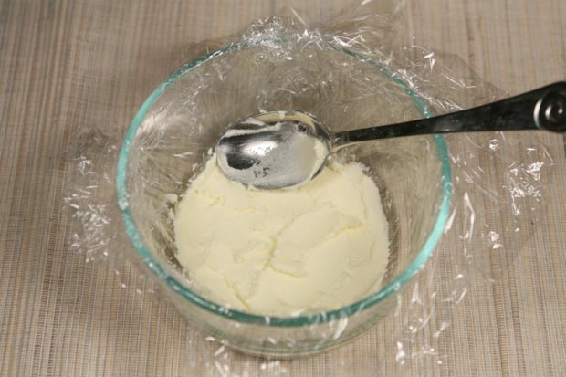 Spoon 2 to 3 tablespoons of mascarpone into the dish and smooth it over the bottom with the back of a spoon.